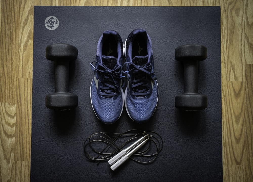 Blaue und schwarze Nike Sportschuhe