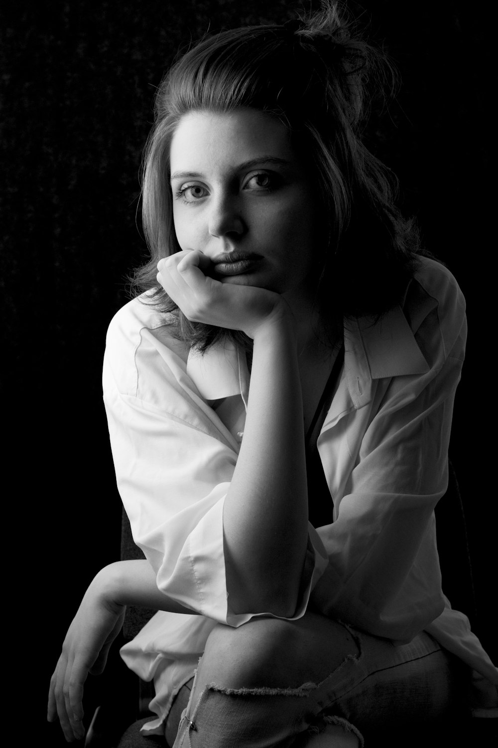 Photo en niveaux de gris d’une femme en chemise blanche boutonnée