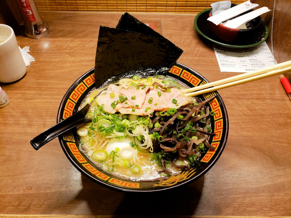 ramen dish on brown ceramic bowl photo – Free Osaka Image on Unsplash