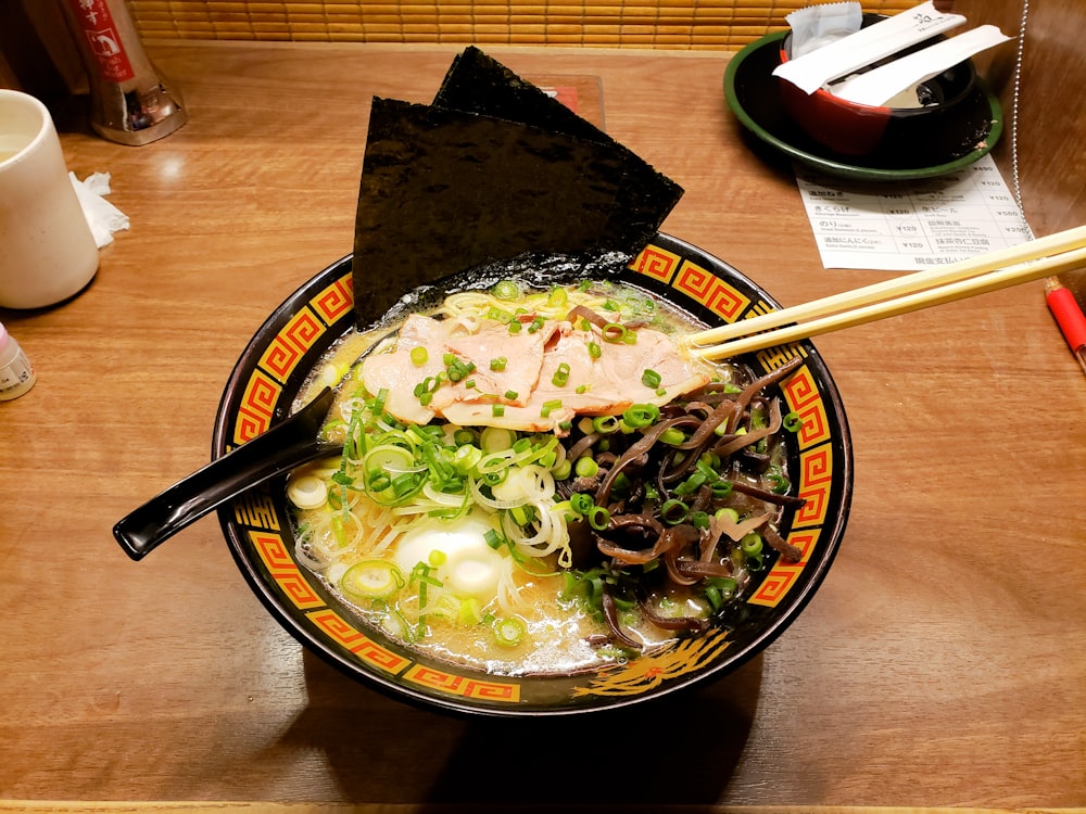 茶色の陶器のボウルにラーメン皿