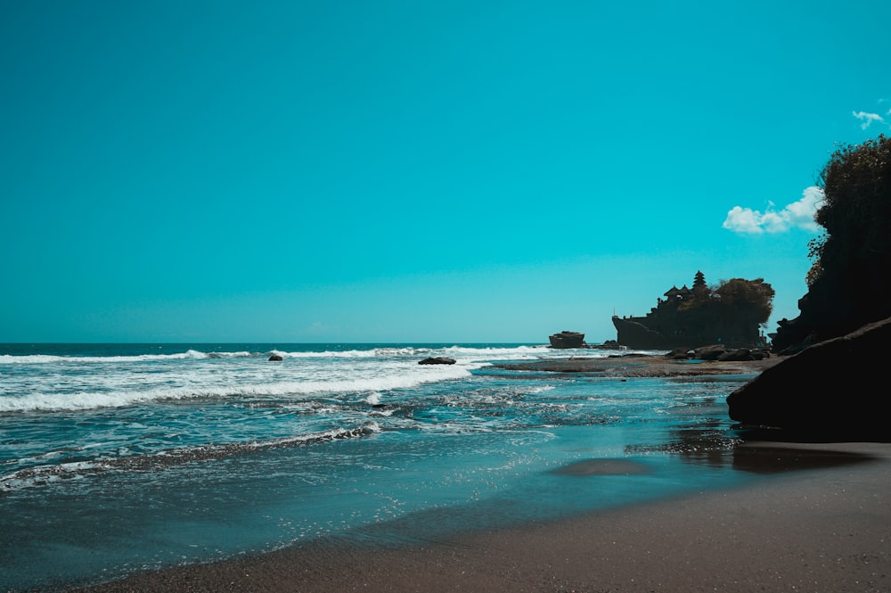 sea waves crashing on shore during daytime