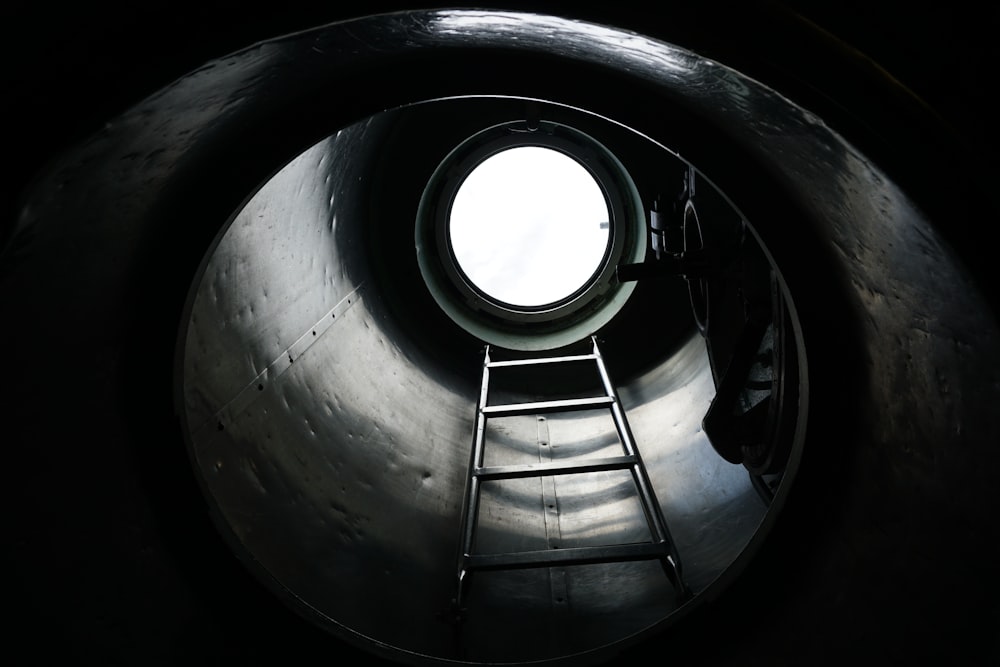 escadas em espiral pretas e cinzentas