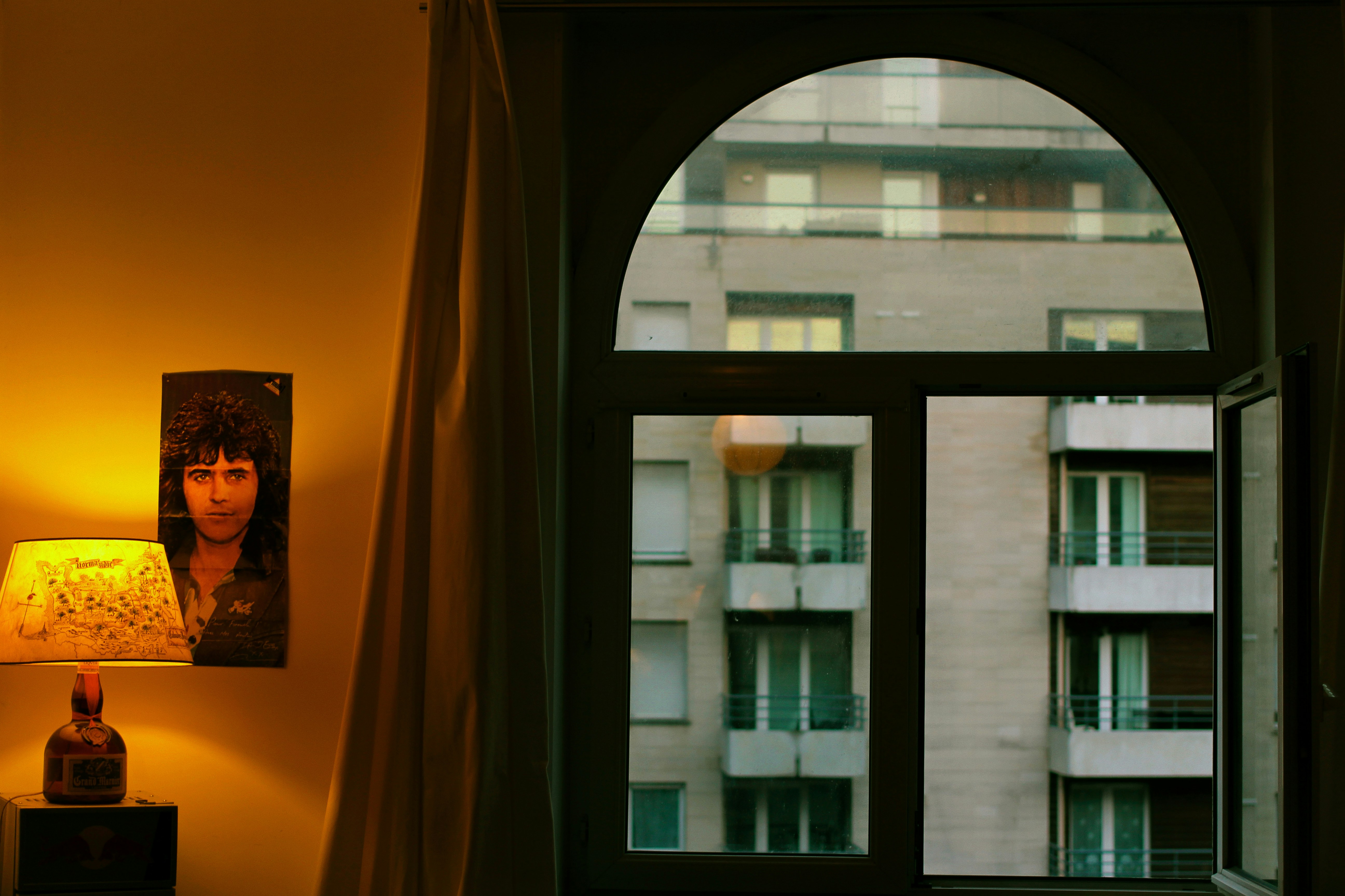 Luxuosa suíte de hotel com vista panorâmica