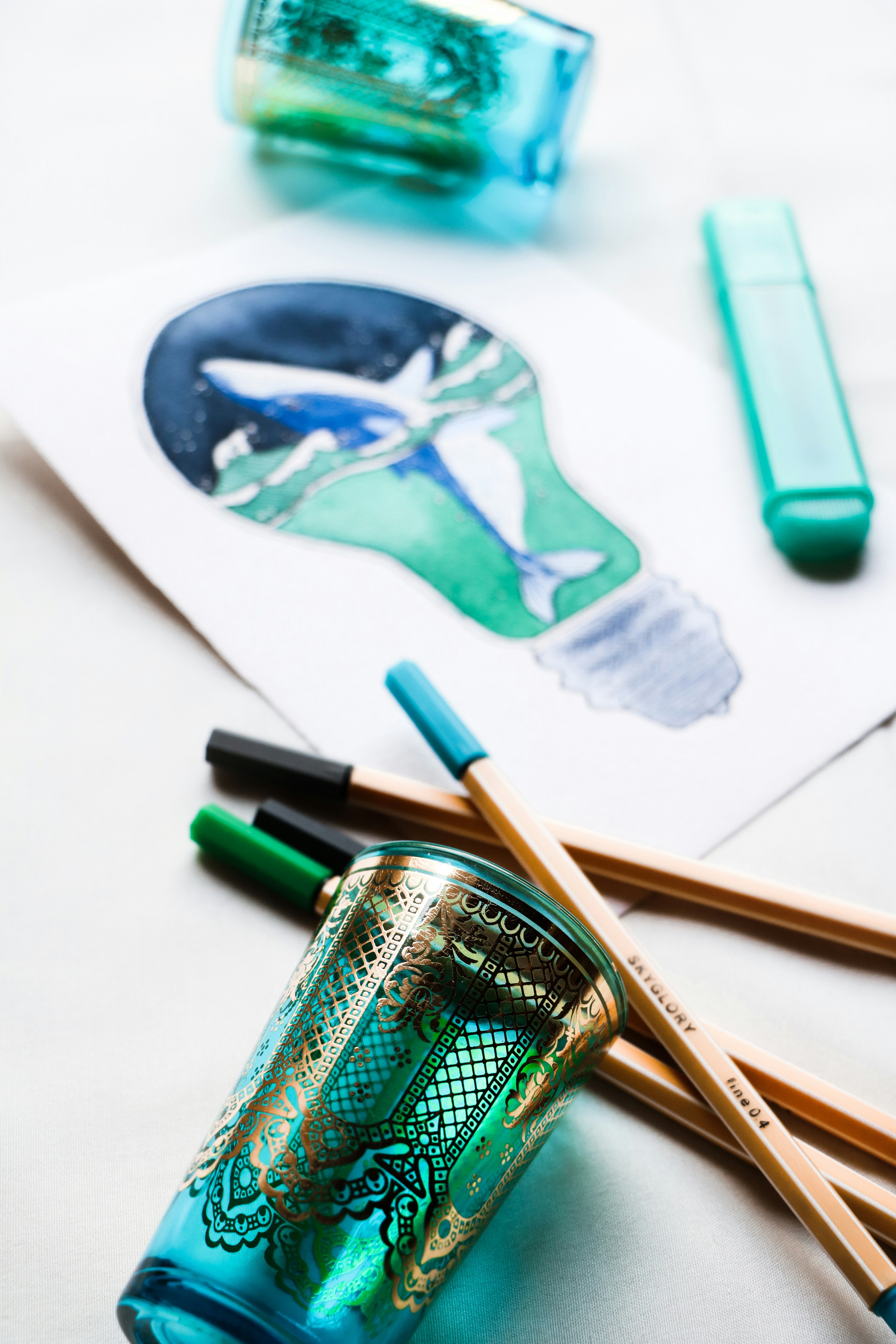 白い紙に緑と茶色の鉛筆