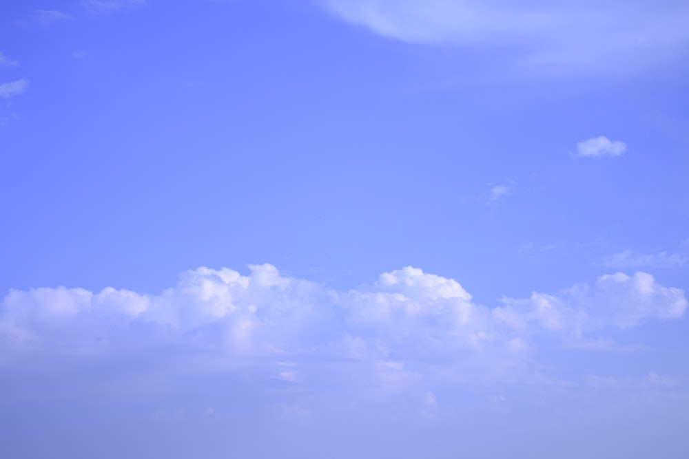 昼間の白い雲と青い空