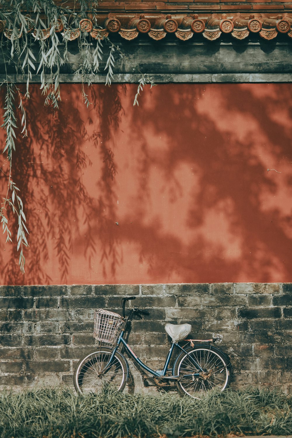 Schwarzes Citybike neben brauner Wand