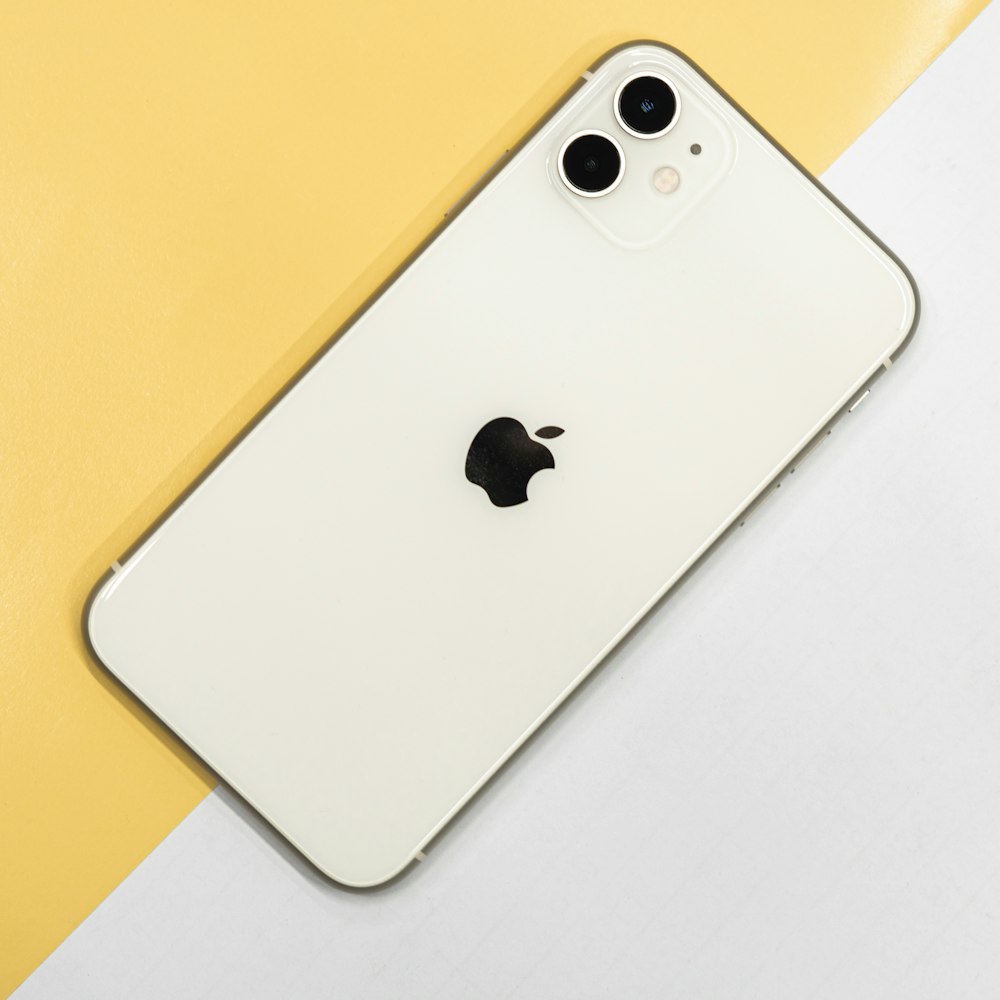 iPhone 6 plateado sobre mesa blanca