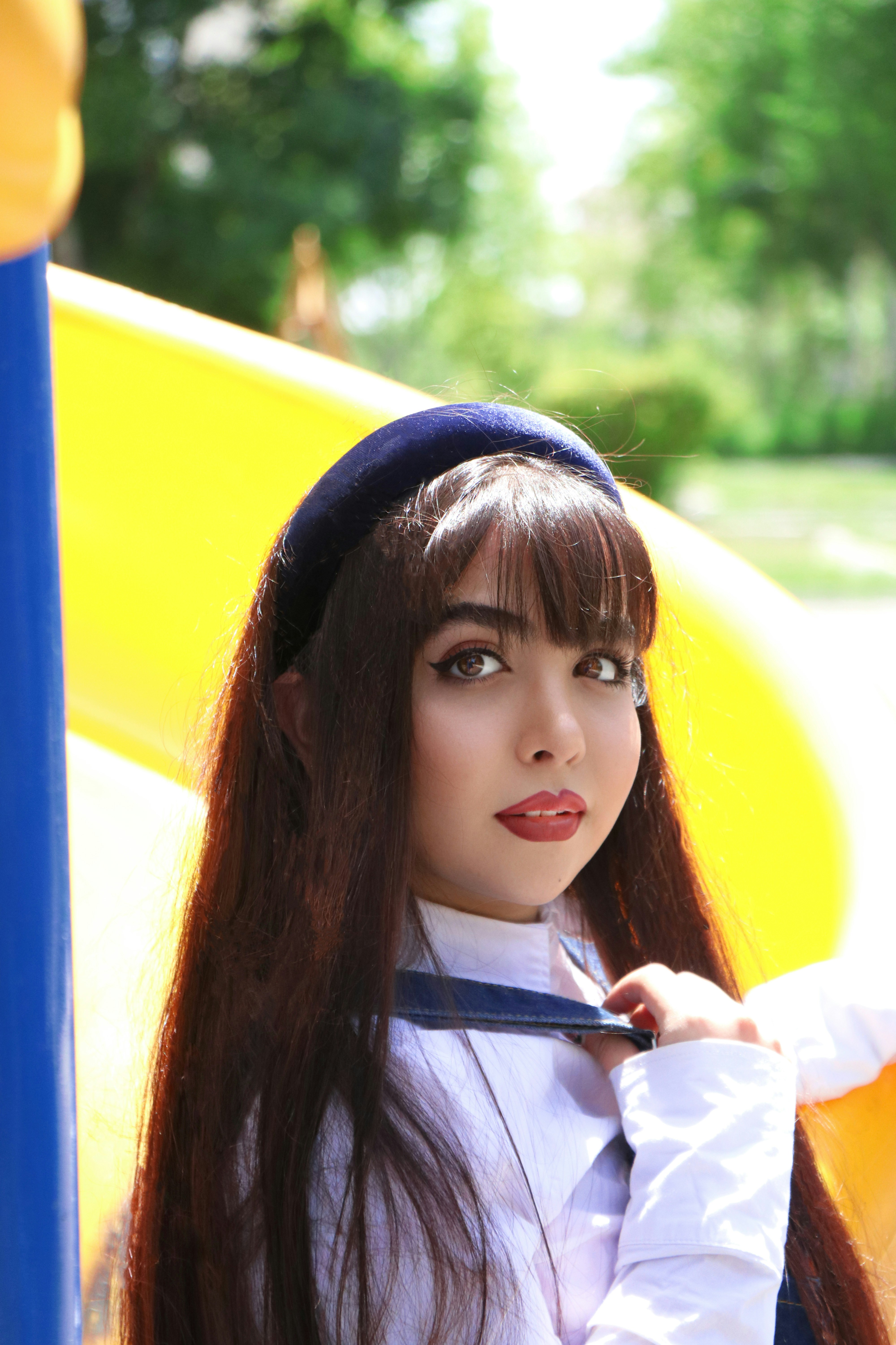 Gadis berbaju putih dengan rambut biru