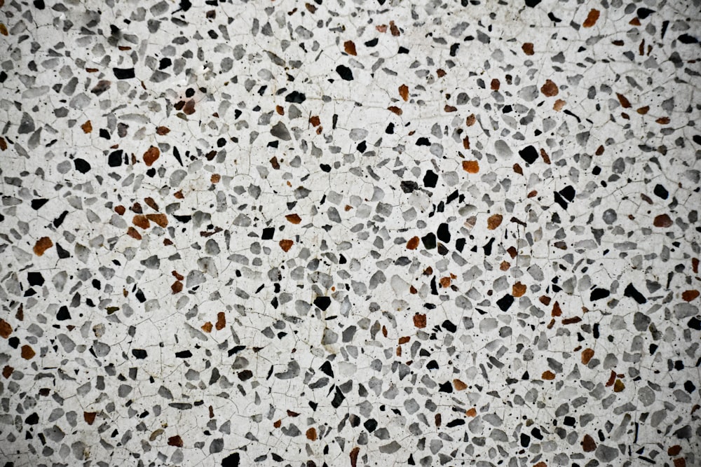 pedras brancas e pretas no chão