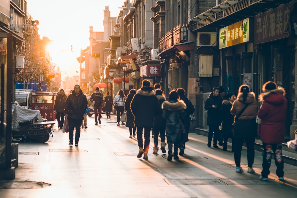 persone che camminano per strada durante il giorno