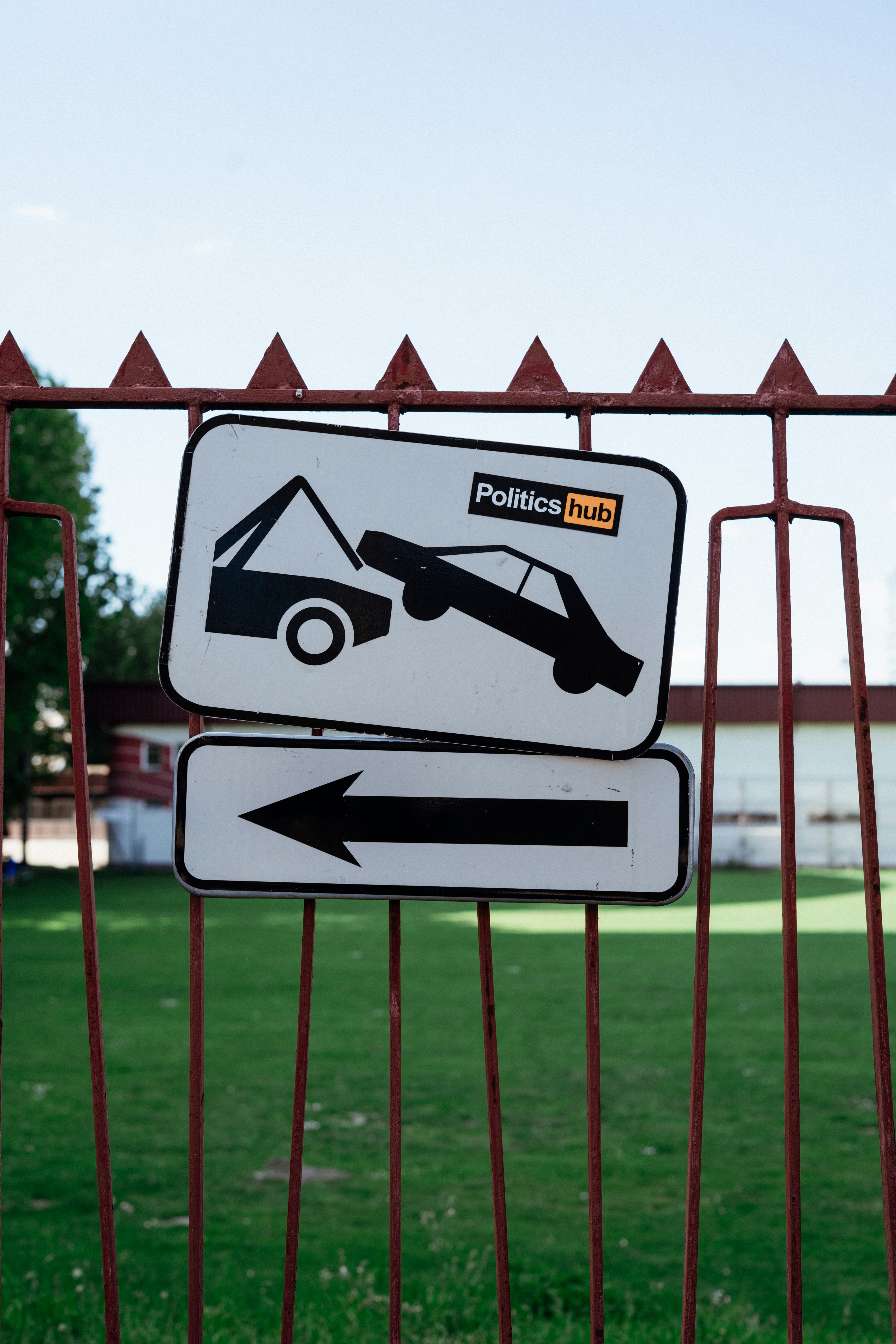 A white sign with a black arrow pointing to a tow truck photo – Free ...