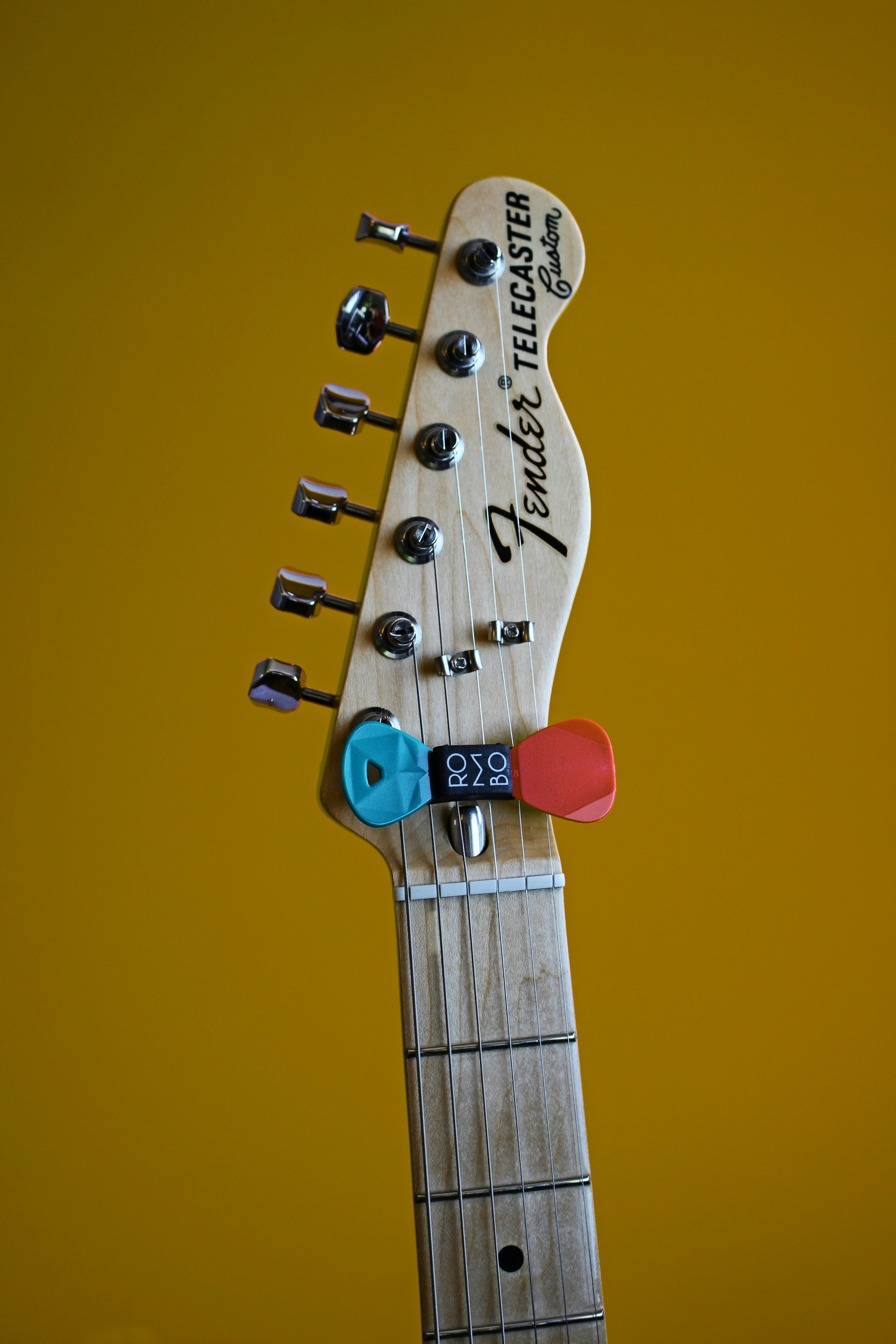 Guitar tuner displaying frequency and note