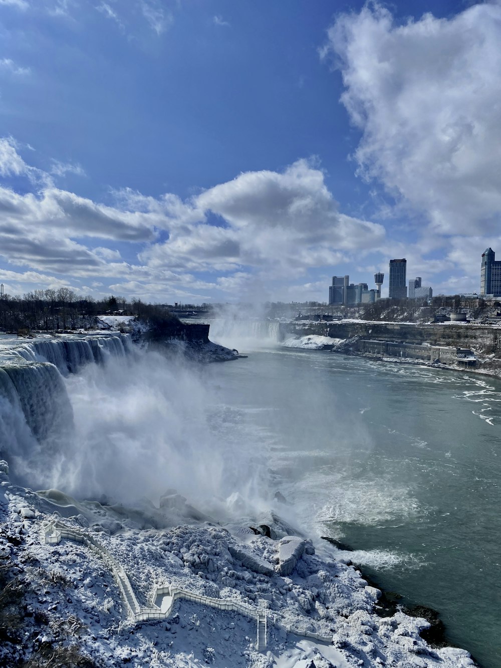 El agua cae bajo el cielo azul durante el día