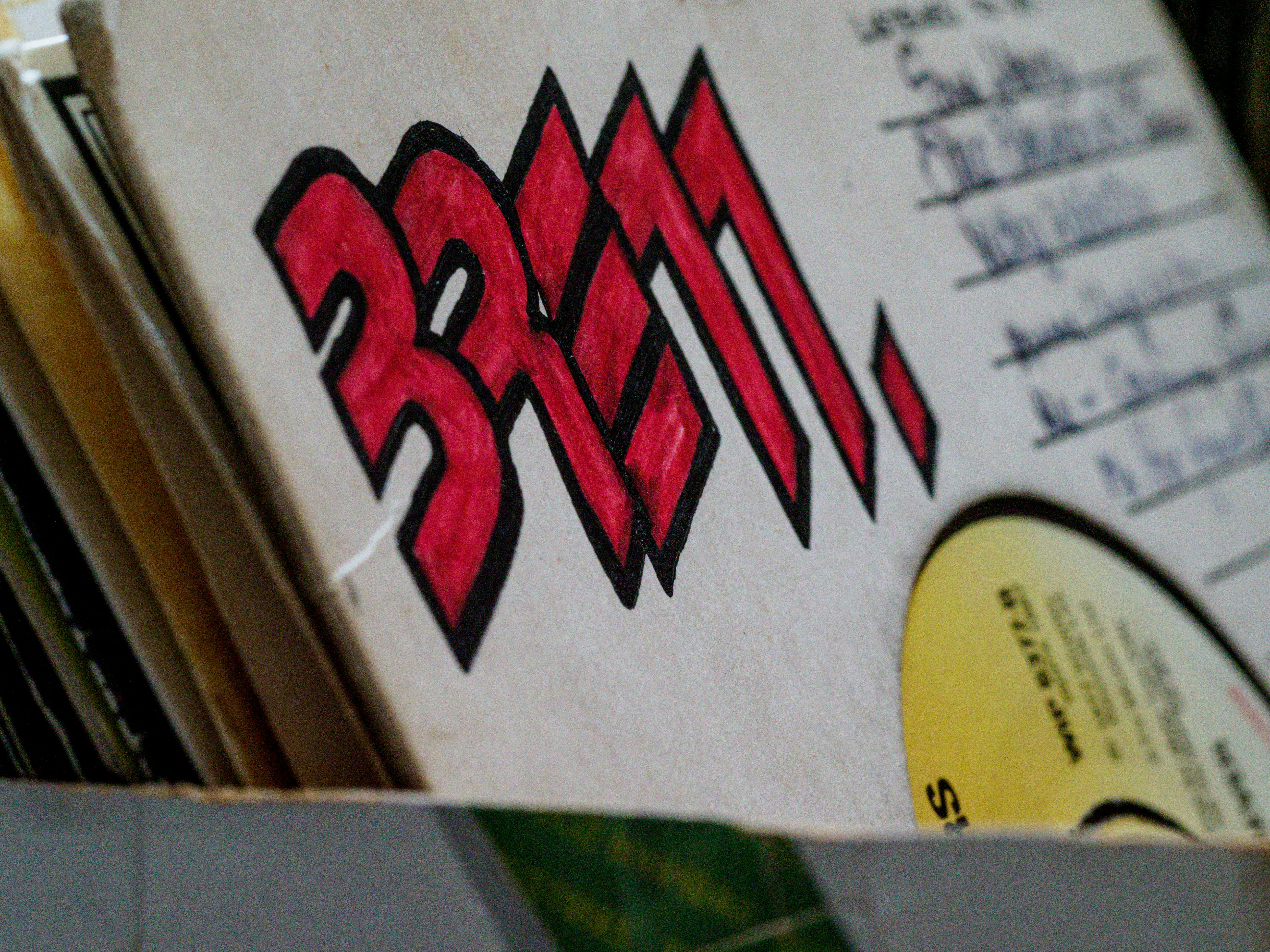 Weißer und rosa Love Me Print Karton