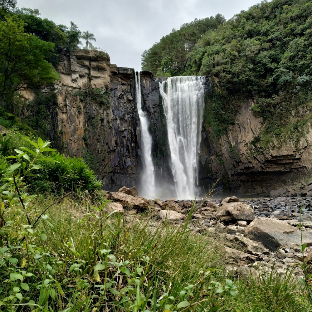 Cascate sotto il cielo nuvoloso durante il giorno