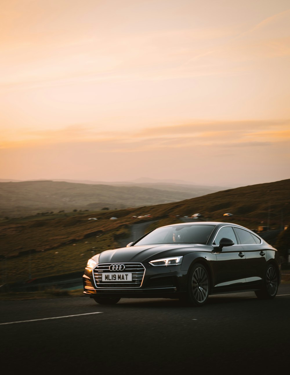 Audi A 4 nera su strada durante il giorno