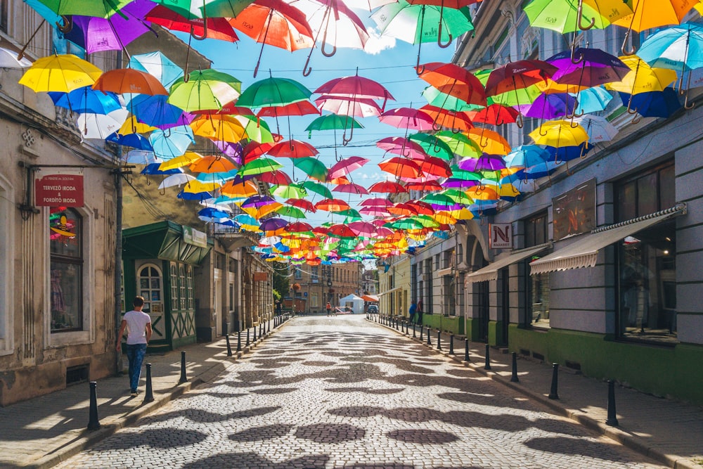 paraguas en la calle durante el día