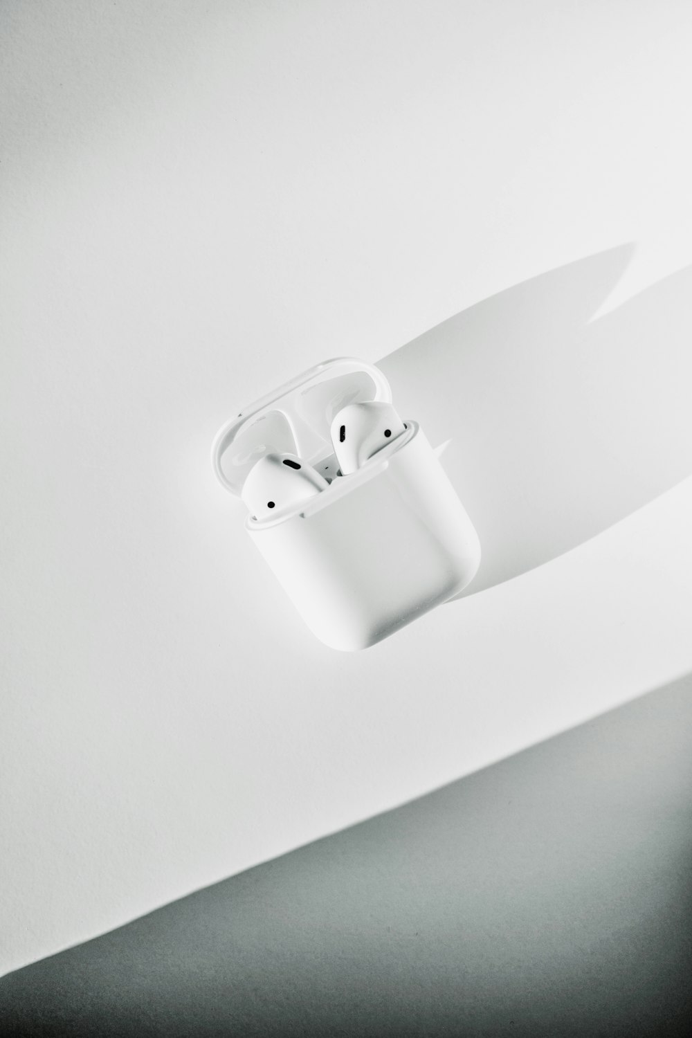 Auriculares de manzana blanca en estuche blanco