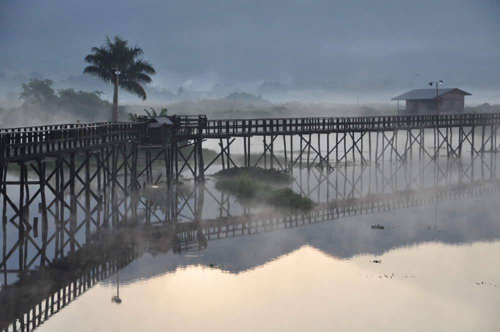 Puente de madera gris sobre el río