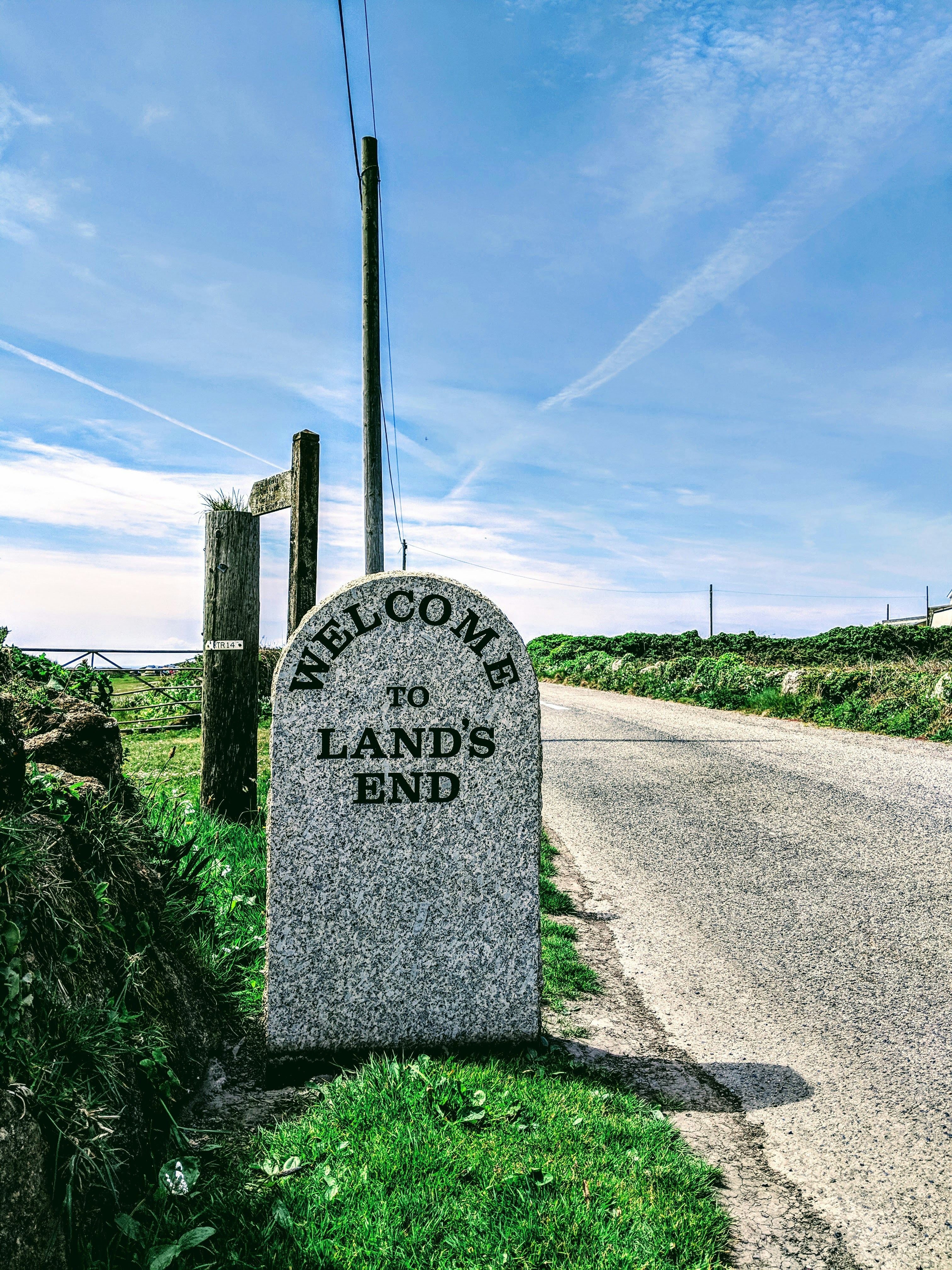 회색과 검은색 해변 간판에 오신 것을 환영합니다