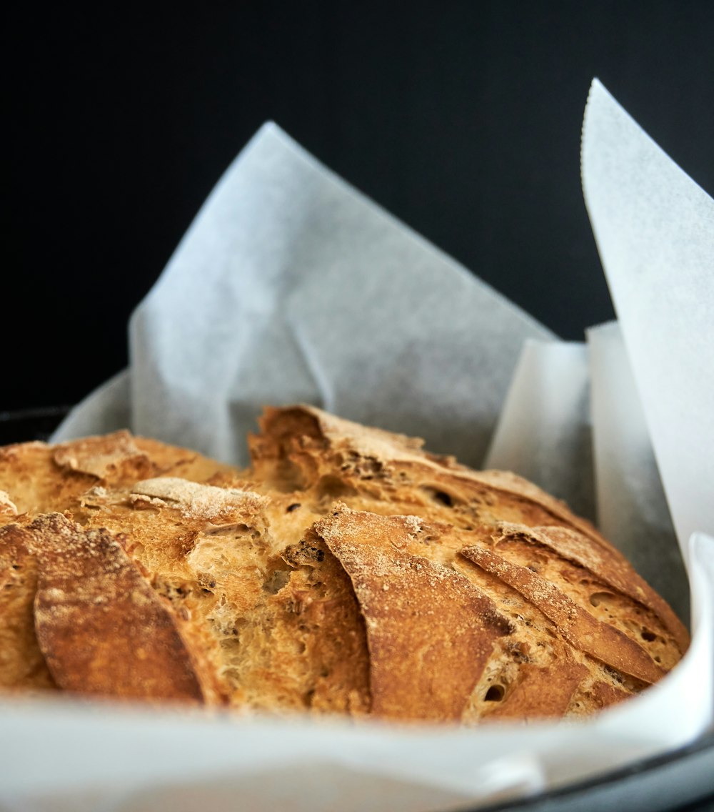 pane integrale su carta bianca