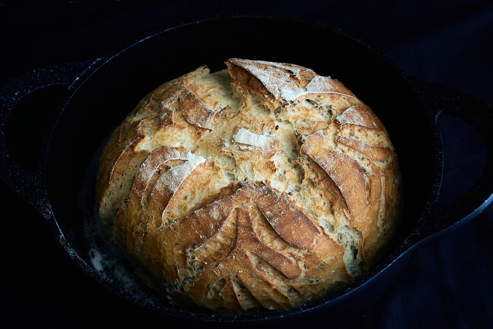 Schwarzbrot auf schwarzem runden Teller