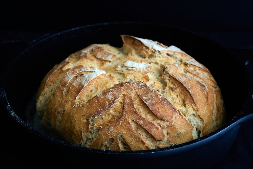 Brot auf schwarzem runden Teller