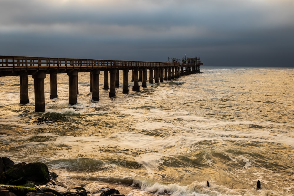 Les vagues de la mer s’écrasent sur le rivage pendant la journée