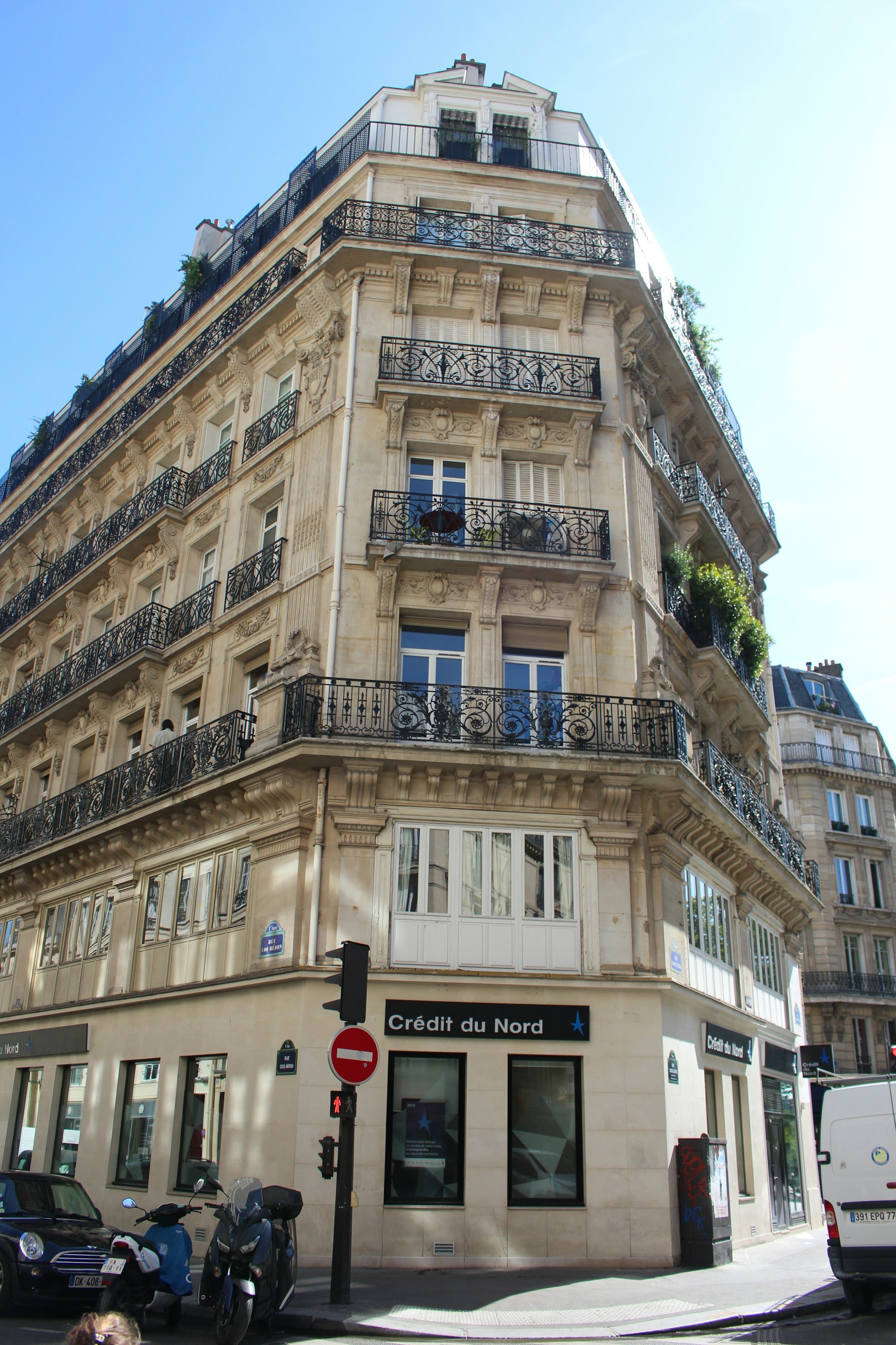 gray computer monitor