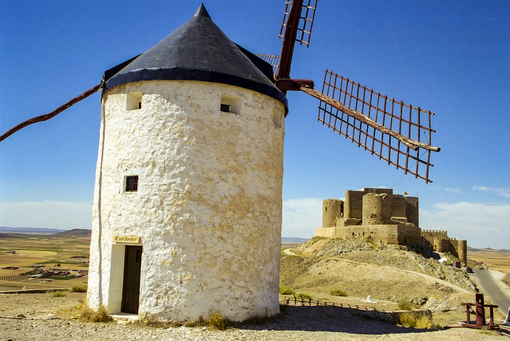 Edificio in mattoni marroni vicino alla torre di metallo rosso