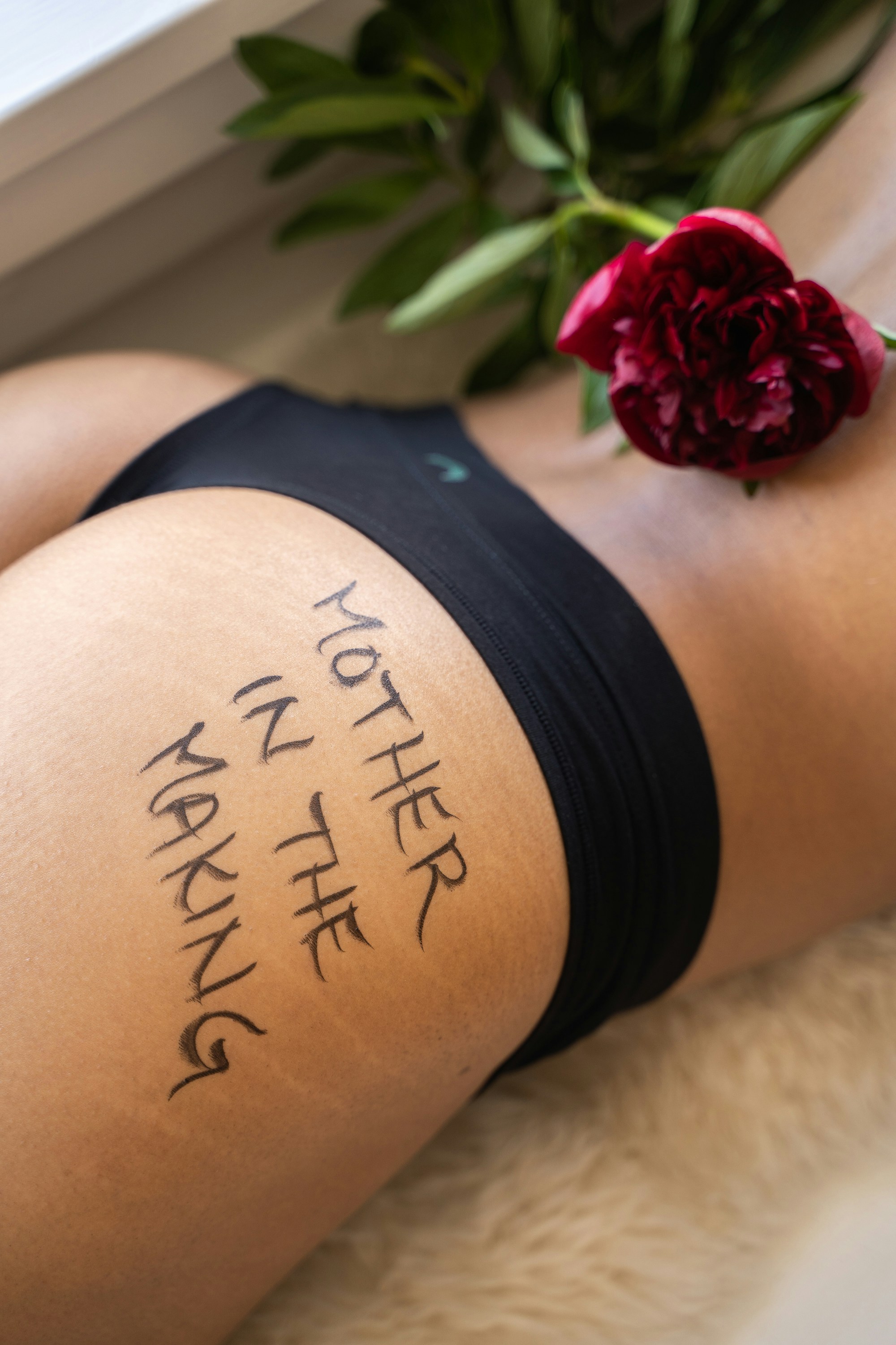 rosa rossa sul grembo delle persone