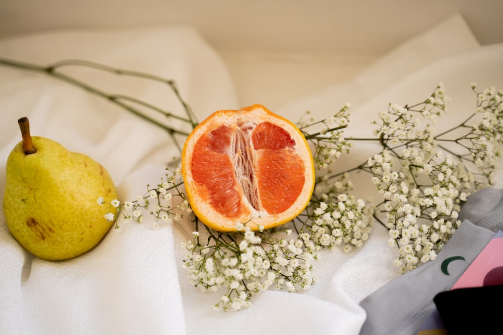 Fruits orange tranchés sur textile blanc