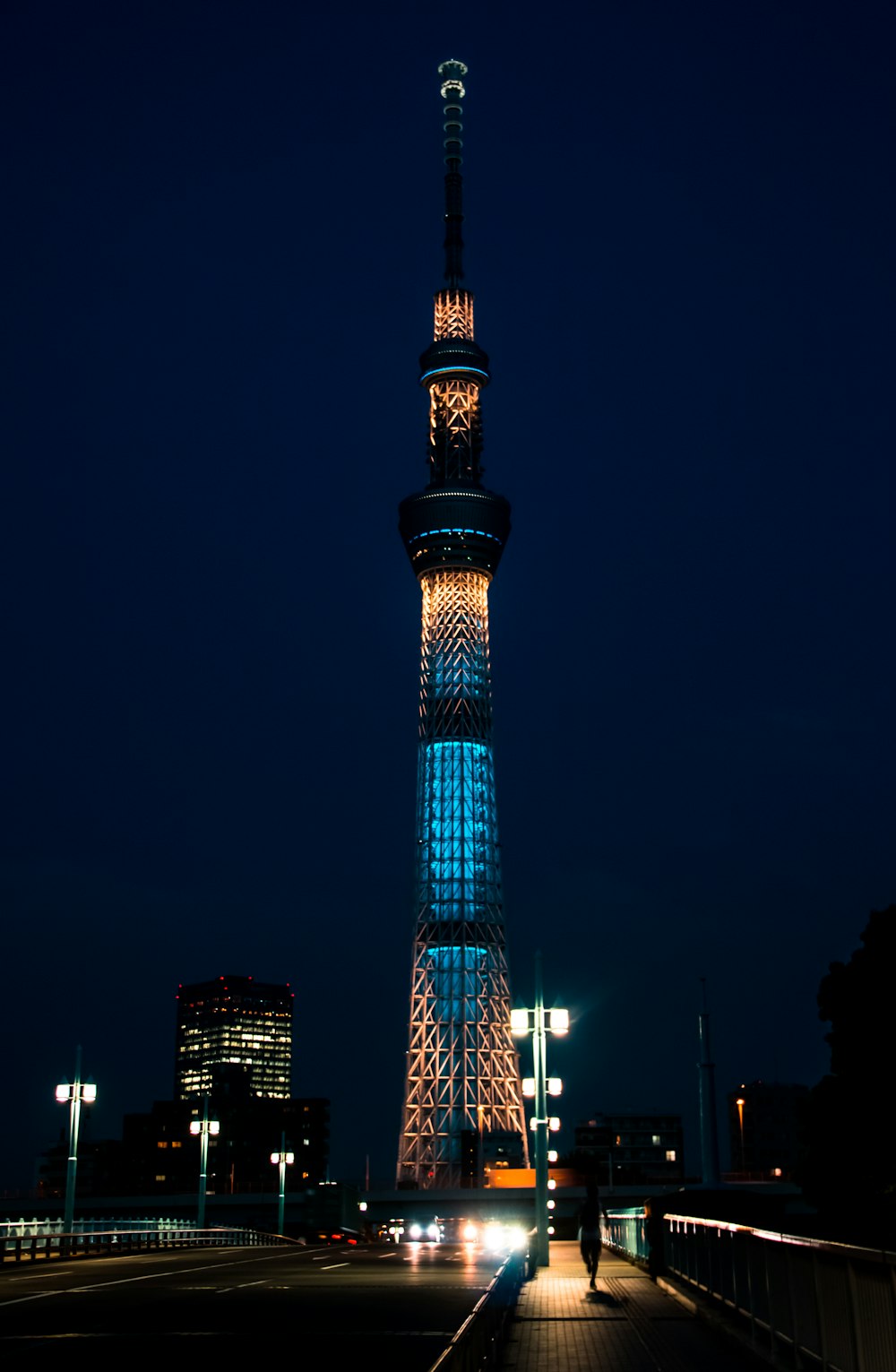 torre iluminada durante a noite