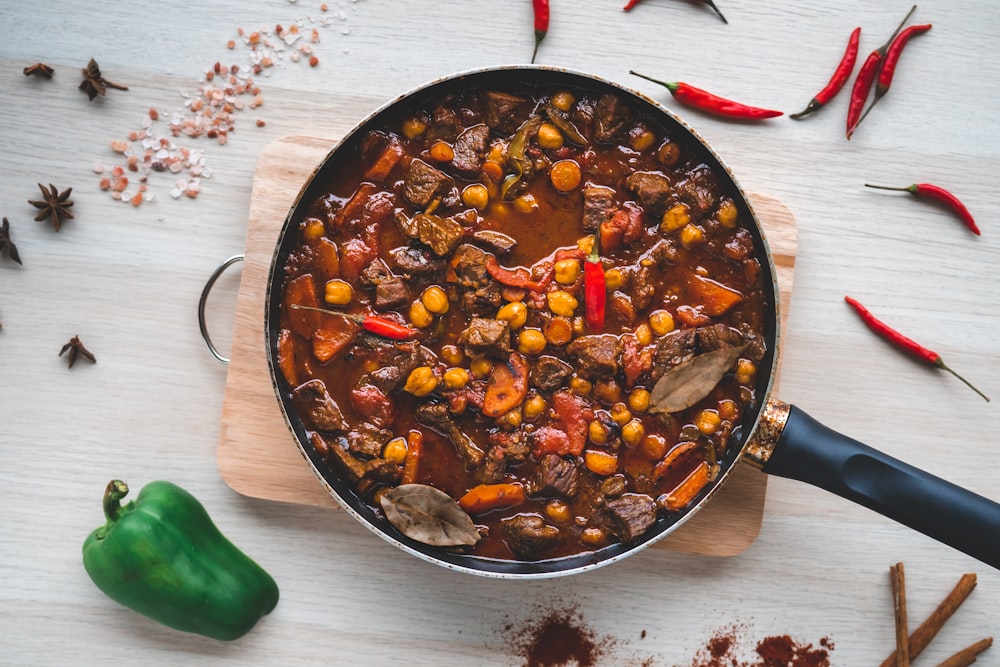 Comida cocinada en un cuenco negro