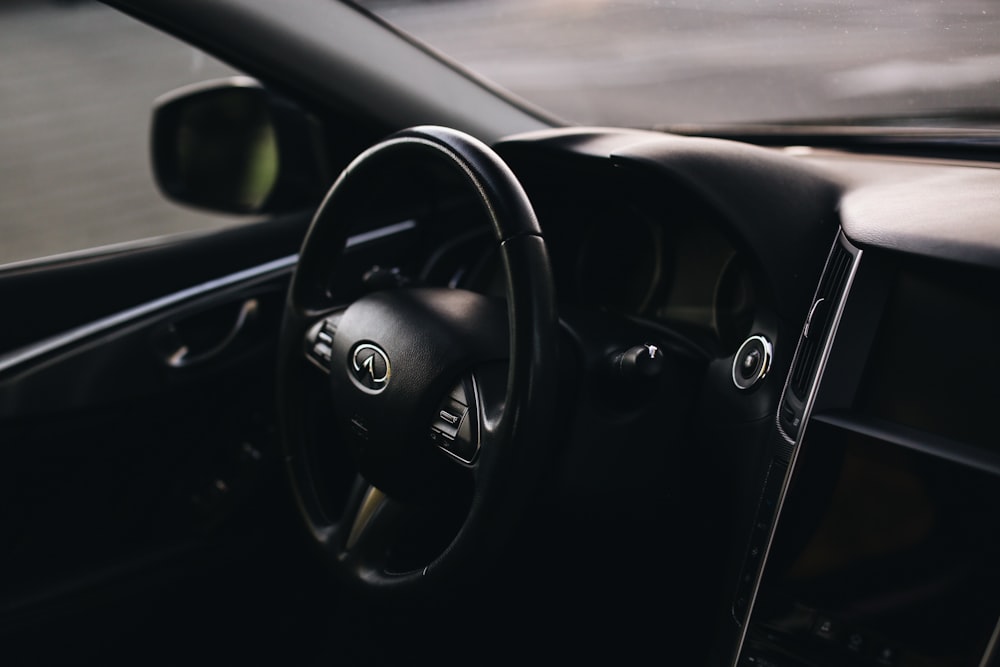 black mercedes benz steering wheel