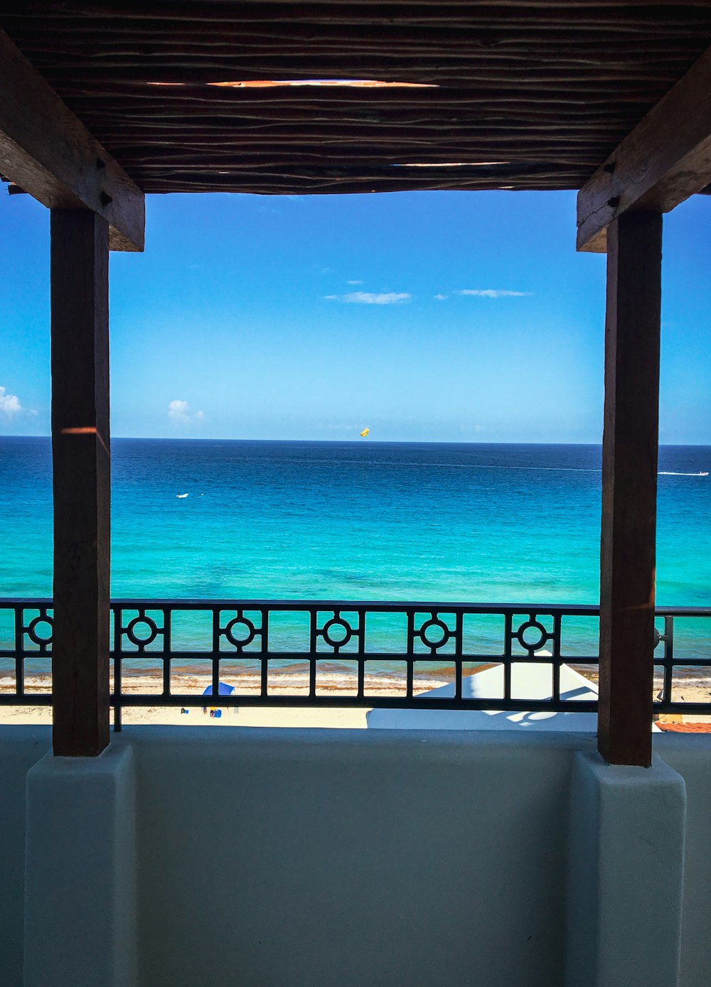 Marco de madera marrón cerca del mar azul durante el día