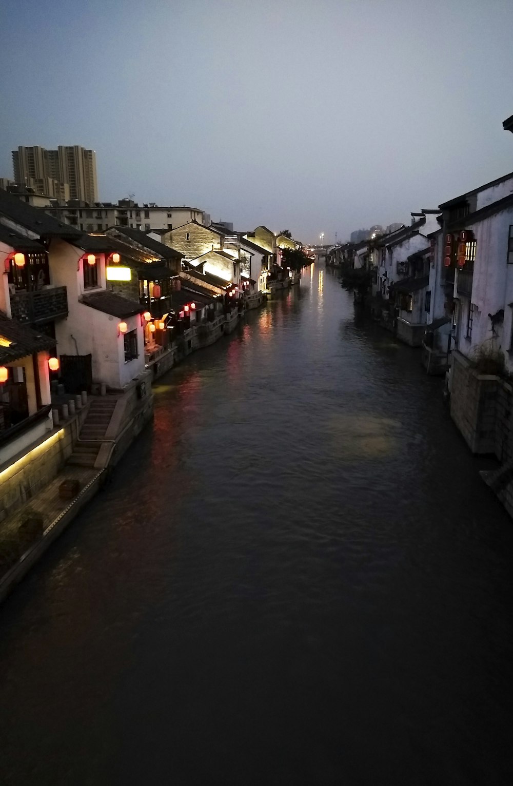 Fluss zwischen den Häusern während der Nachtzeit