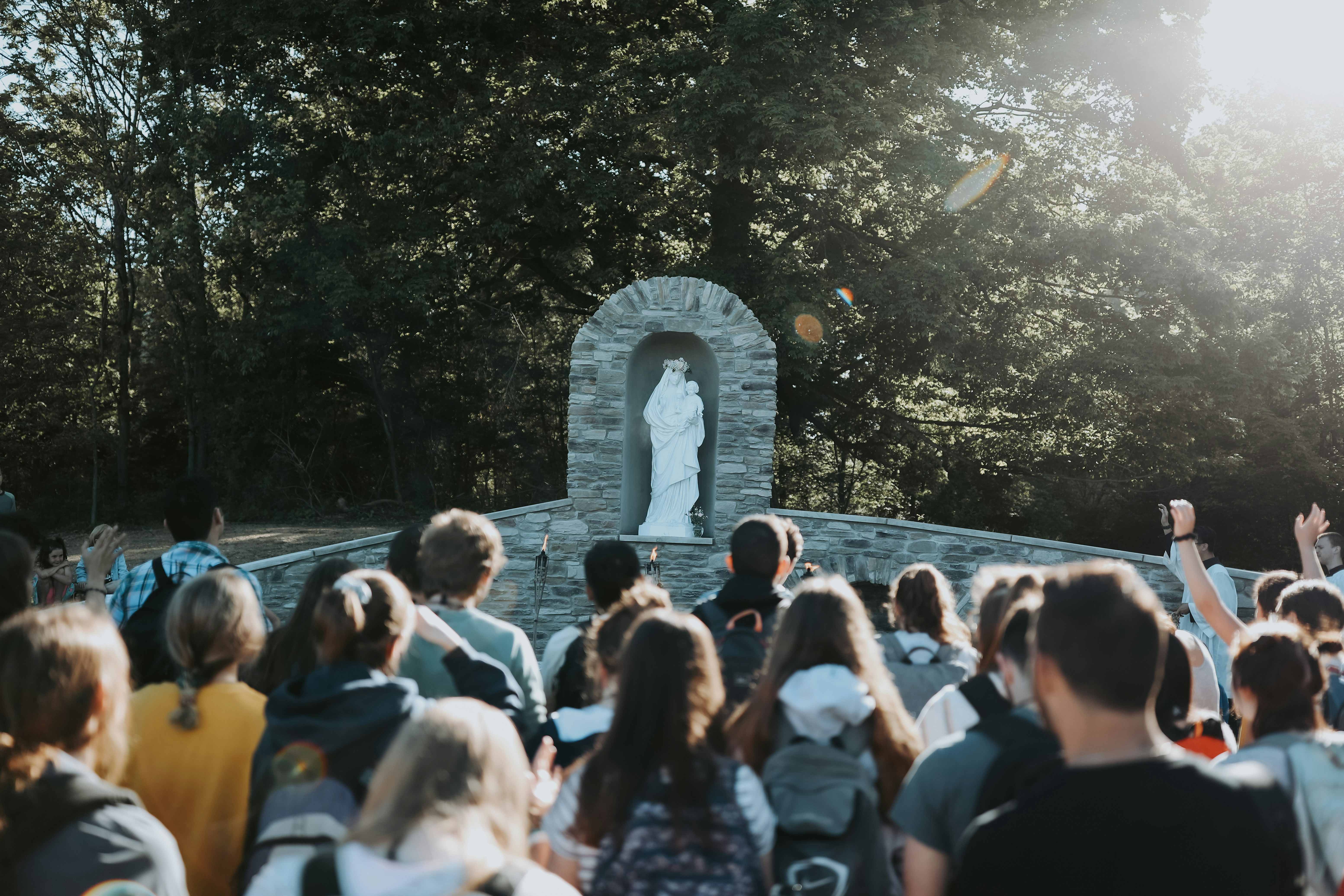 pessoas em pé perto da fonte de água durante o dia
