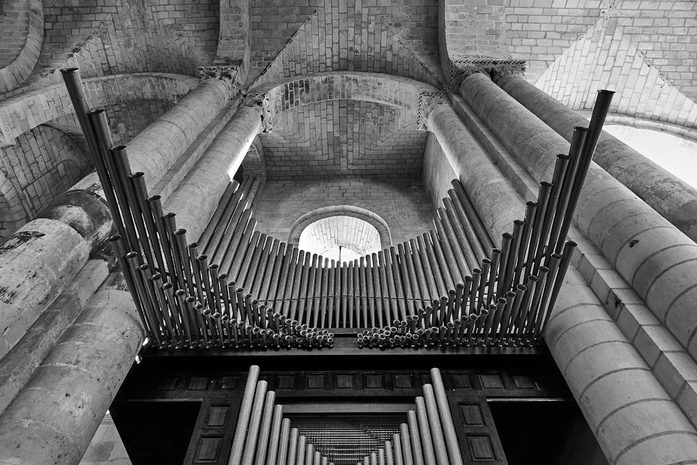 Foto in scala di grigi della scala a chiocciola in cemento