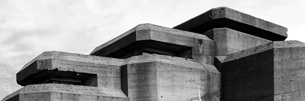 Graues Betongebäude unter weißem Himmel tagsüber