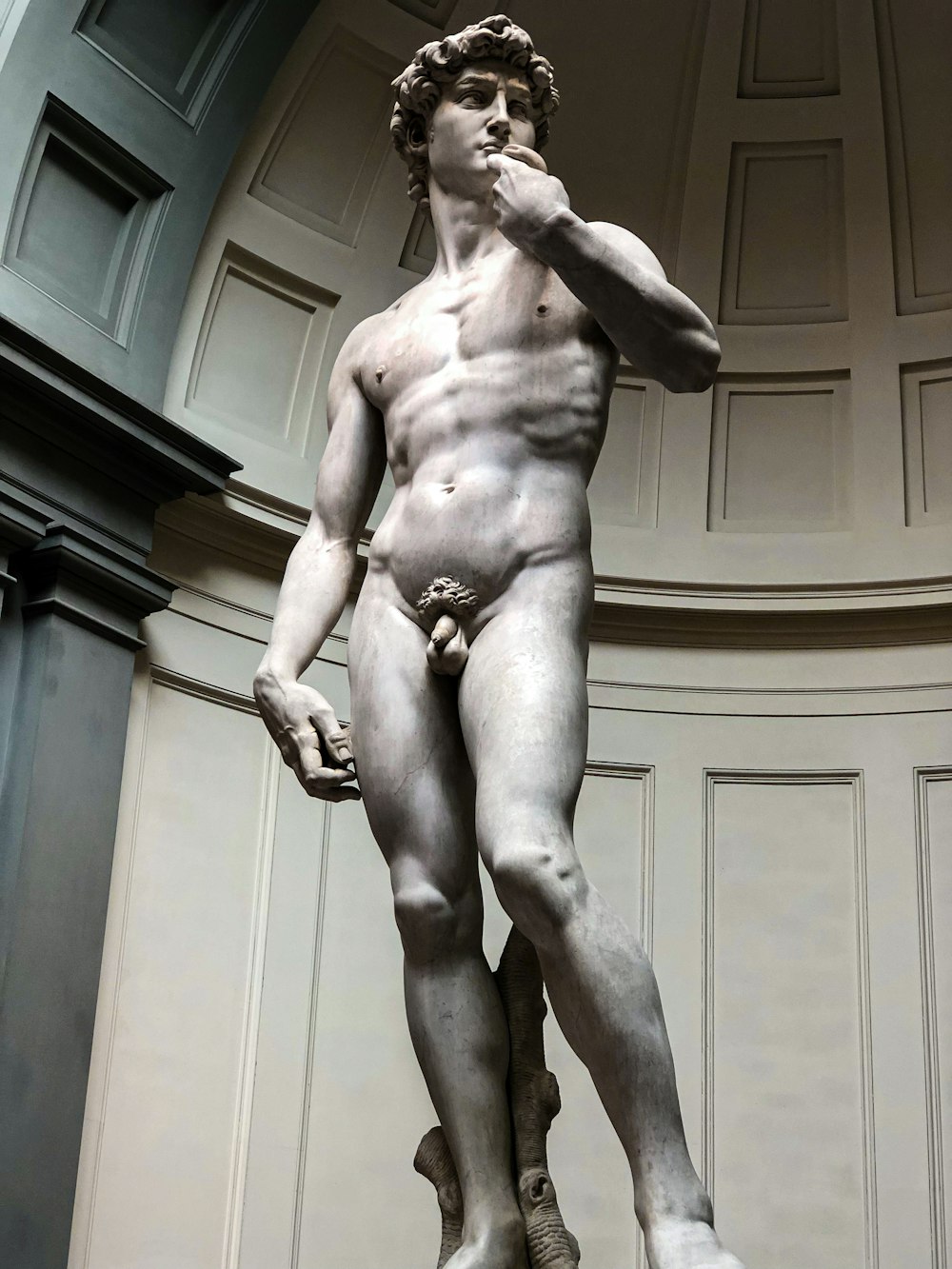 Statua dell'uomo vicino alla porta di legno bianca