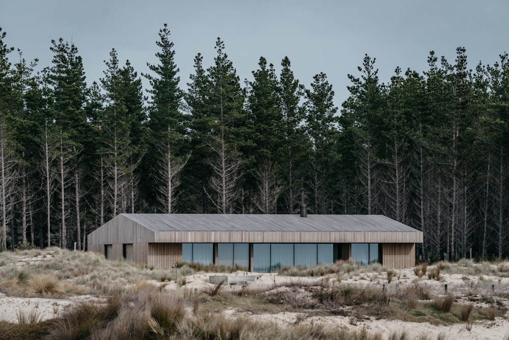 Maison en bois vert et blanc près d’arbres verts sous le ciel bleu pendant la journée