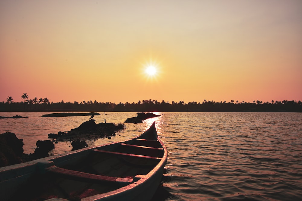 Braunes Boot auf See bei Sonnenuntergang