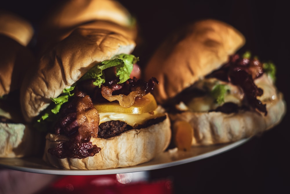 Burger mit Salat und Käse auf weißem Keramikteller