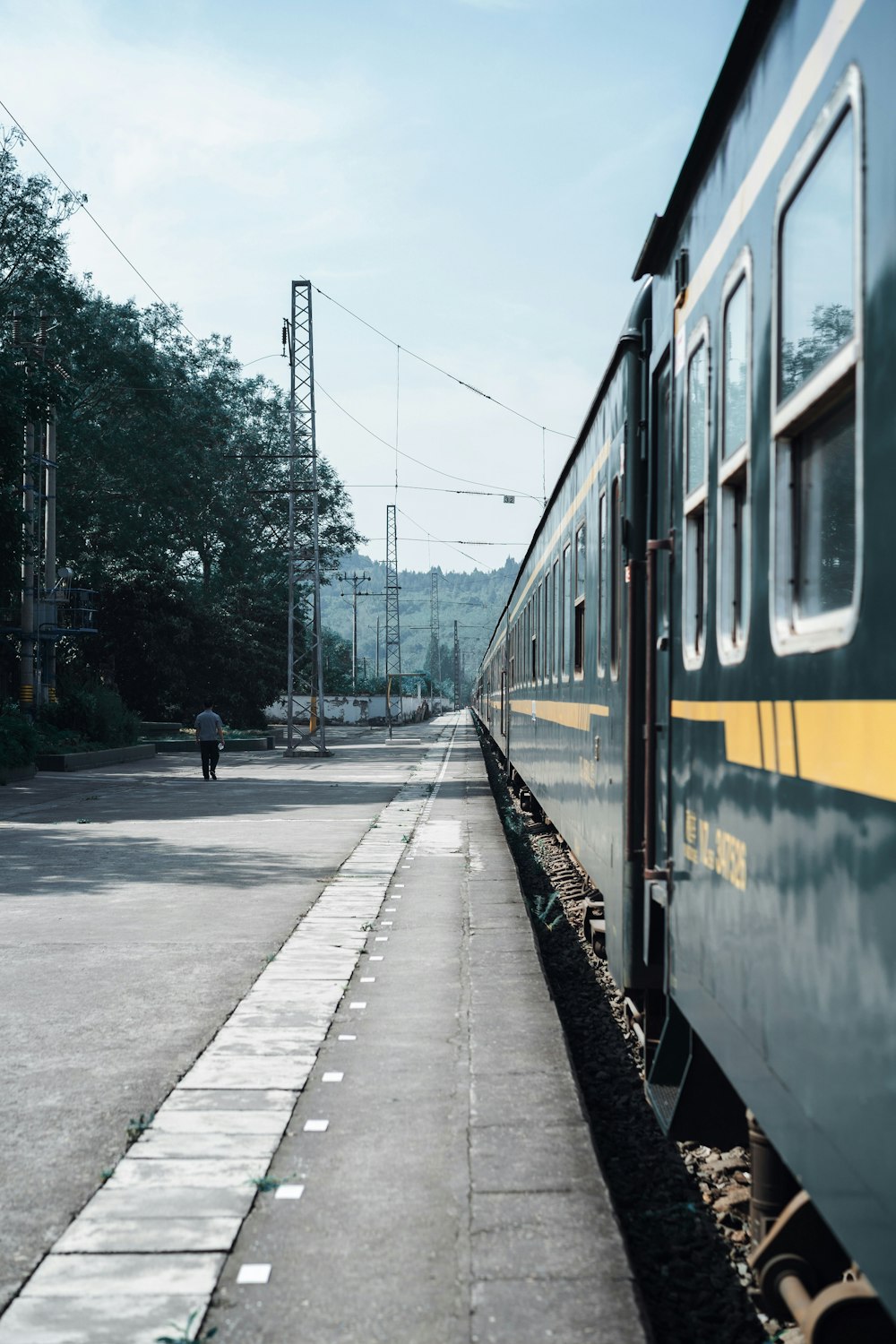 yellow and black train on rail road photo – Free Train Image on Unsplash