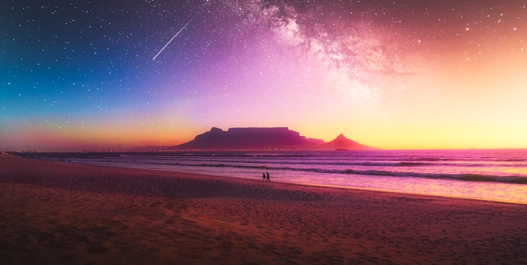 silhouette of person standing on beach during sunset, @thomasbennie_ (instagram)</p></figure><p>table mountain at sunset with astrophotography