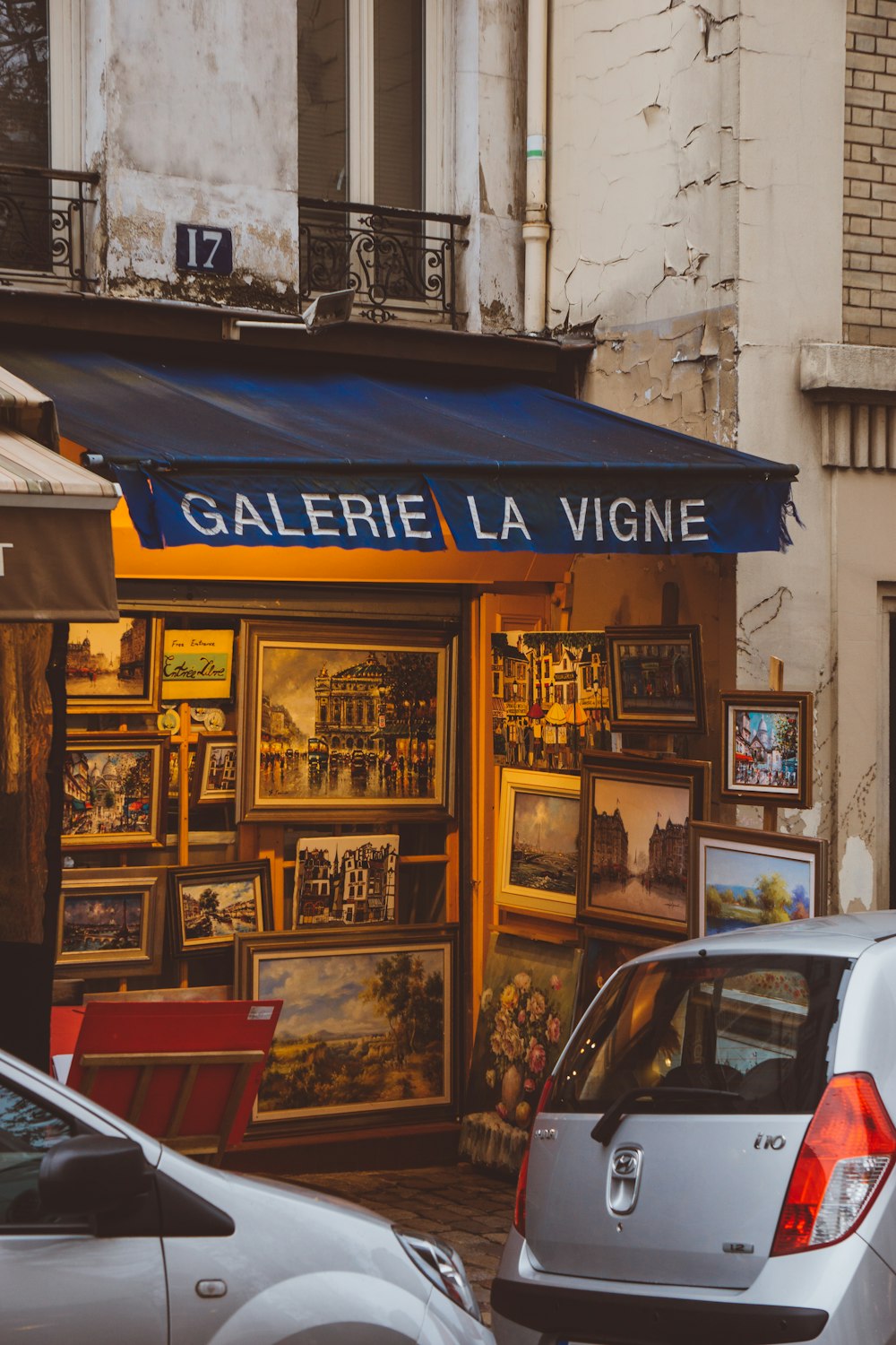 Voiture blanche garée à côté du magasin pendant la journée