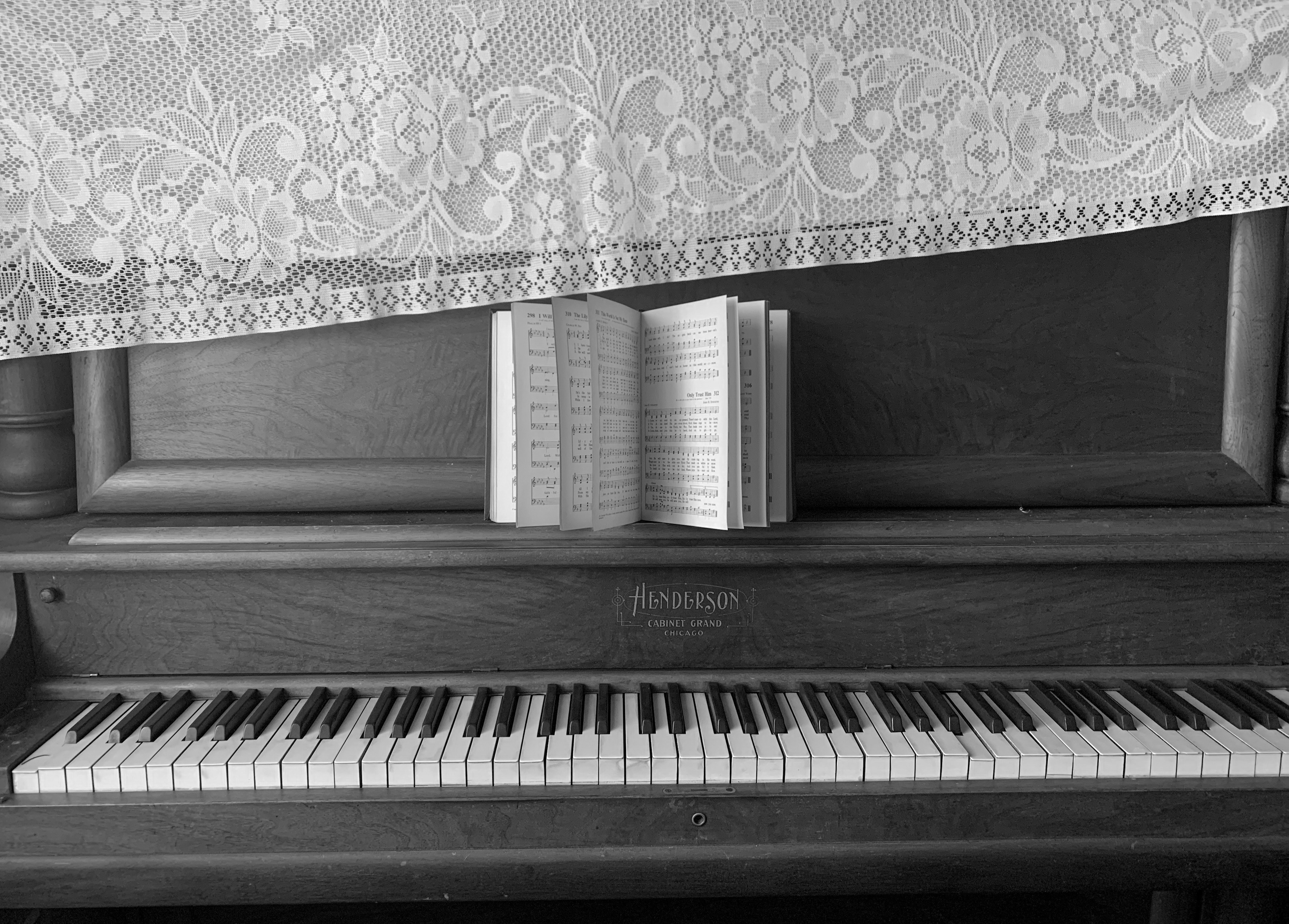 Piano droit noir et blanc