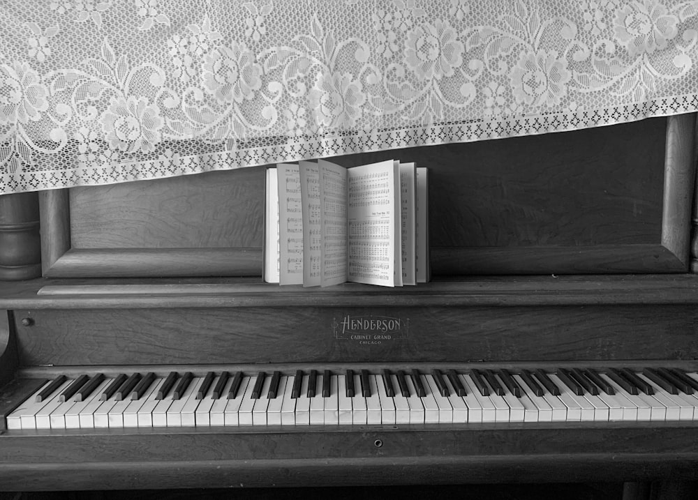 piano vertical en blanco y negro