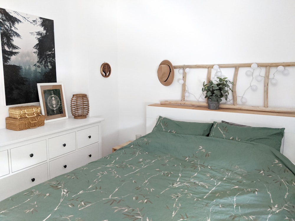 Foto Armario de madera marrón junto a la cama verde – Imagen Gris gratis en  Unsplash